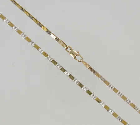 Kaulaketju, pituus 45,0cm, pieniä painaumia, 585 kelta-ja valkokulta, paino 6,6g Paino: 6,6 g