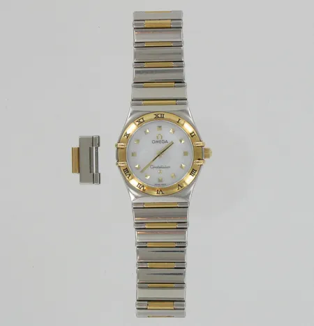 Naisten teräs/kultarannekello Omega Constellation My Choice, quartz, sarjanumero 59927576, taulun Ø 27mm, hihnan pituus 170mm, mukana yksi lisäpala, rasia ja paperit.