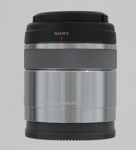 Sony SEL30M35 E30mm F3.5 makro-objektiivi, omassa laatikossa