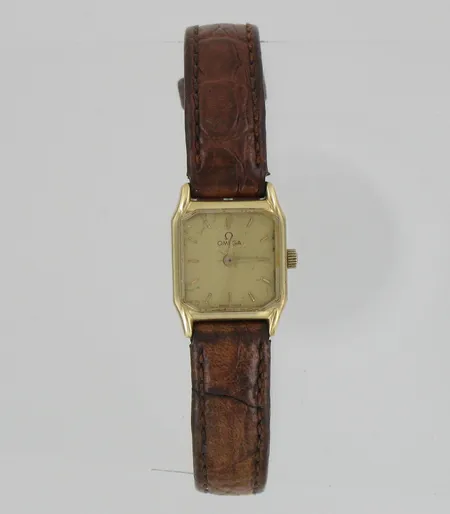 Naisten kultarannekello Omega, quartz, kaiverrettu, kellotaulu kulunut, taulun mitat 19x23mm, 585br, paino 12,9g Paino: 12,9 g