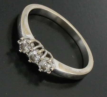 Timanttisormus 3xn.0.10ct, koko 17¼, 750 valkokulta, paino 3,1g Paino: 3,1 g