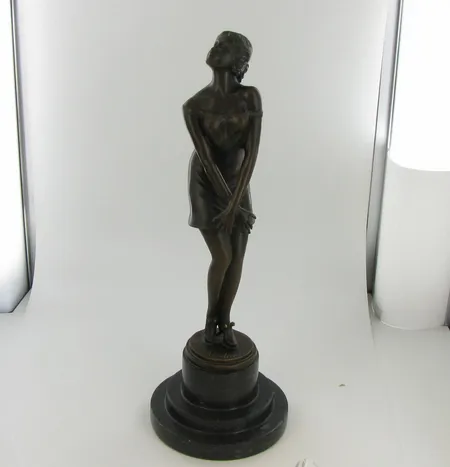 Pronssipatsas Sign.A Godard (Junge Frau in kurzem Kleid in koketter Haltung c.1930), korkeus 36cm. Nouto ainoastaan myymälästä.