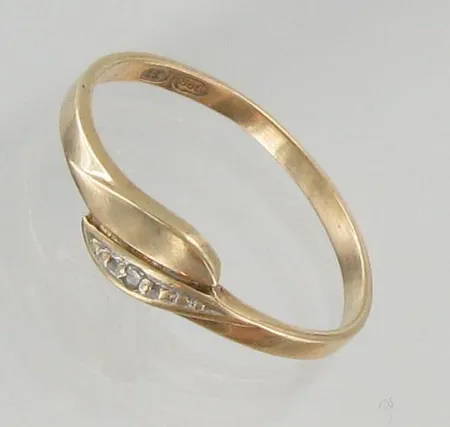 Timanttisormus, 1xn.0.005ct, runko hieman vääntynyt, koko 15½, 585, paino 1,0g Paino: 1   g