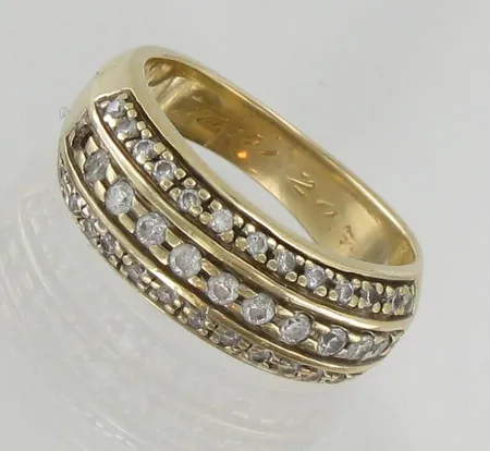 Timanttisormus 26xn.0.005ct ja 10xn.0.02ct yksi timantti puuttuu, kaiverrettu, koko 17¼, 585, paino 7,6g Paino: 7,6 g