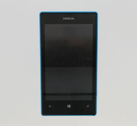 Matkapuhelin Nokia Lumia 520, virtajohto ja kuulokkeet