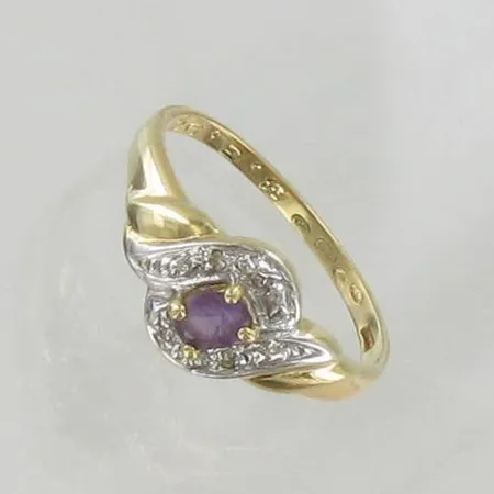 Timanttisormus 2xn.0.005ct, lilalla kivellä, kaiverrettu, rungossa käytön jälkiä, koko 17, 585br paino 2g Paino: 2   g