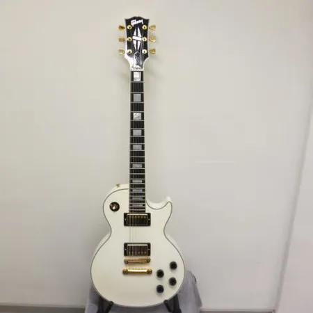 Sähkökitara Gibson Les Paul Custom, sarjanumero CS 104007, käytön jälkiä ja kitaralaukku. Nouto ainoastaan myymälästä.