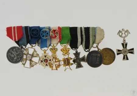 Minikunniamerkkiripa: VR4 1918 mk, VS.mm. SURRI, Romania kruunu RnI, Tanska Dannobrog RI, Ruotsi Vaasa R, Saksa RR II 1914, Sk:mm. Suomen sotaväki mm.