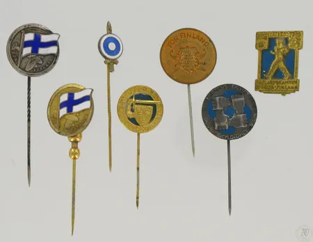 Rintaneuloja, Ruotsi: Suomen tukineuloja (4), vapaaehtoisten jäsenneula (käytön jälkiä), Folklandskampen 1941 rintaneula, Nordens Frihet-neula.