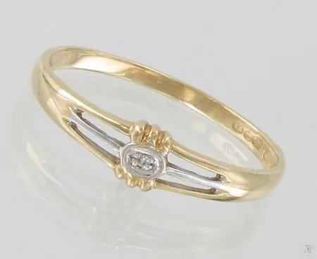 Sormus timantilla 1xn.0.005ct, 19¼, 585 kelta- ja valkokulta, paino 1,4g Paino: 1,4 g