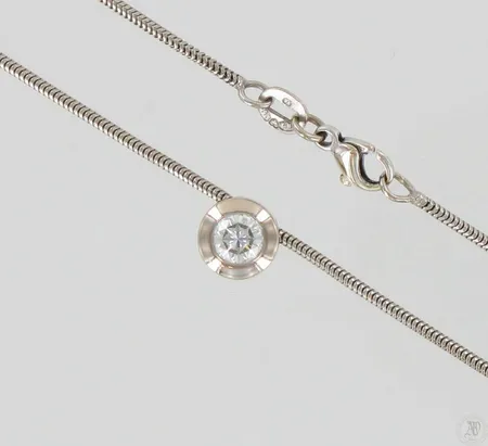 Kaulaketju timanttiriipuksella 1xn.0.35ct, tekijäleima UEJ: Rubens Oy, ketjun pituus 46cm, 750 valkokulta, paino 6,5g Paino: 6,5 g