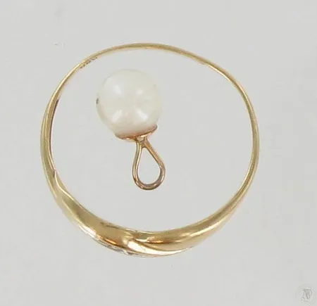 Viallisia koruja helmellä ja timantilla 1xn.0.005ct, 585 ja 585br, paino 1,2g Paino: 1,2 g