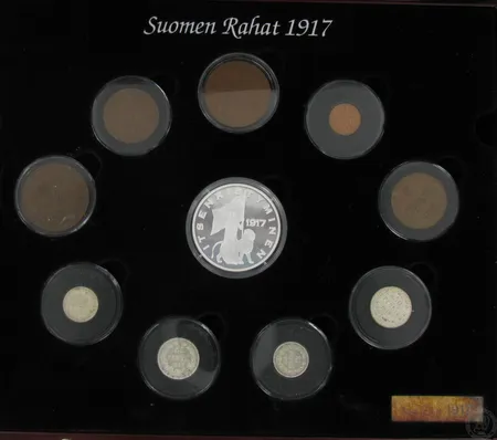 Rahasarja Suomen rahat 1917 puulaatikossa, metallia ja 925, paino 27,3g Paino: 27,3 g