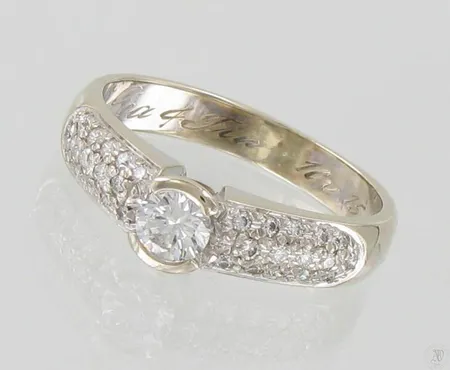 Timanttisormus 1xn.0.35ct 30xn.0.01ct, kaiverrettu, koko 17½, 750 valkokulta, paino 4,7g Paino: 4,7 g