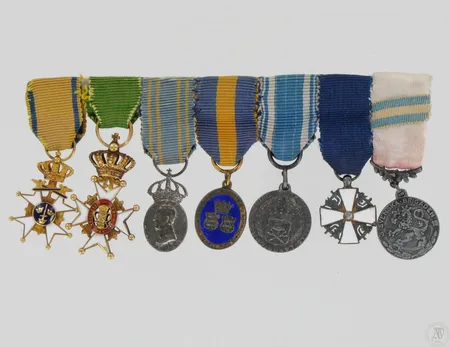 Minikunniamerkkiripa: Ruotsi Miekkaritarikunta R (AU3), Vaasa R, Ruotsi mitalit (3), SUR R, Svenska Briggaden mm (R).