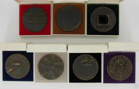 Seitsemän Pohjoismaista taidemitalia, design Harry Kivijärvi, Kain Tapper, Jaakko Sievänen, Mauno Hartman, Aimo Tukiainen, Reidar Särestöniemi ja Kimmo Pyykkö, vuodelta 1977, Ø 70mm, pronssia.