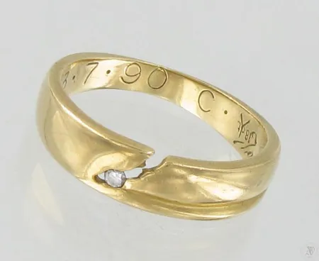 Viallinen timanttisormus 1xn.0.02ct, kaiverrettu, koko 16¾, 750, paino 3,4g Paino: 3,4 g