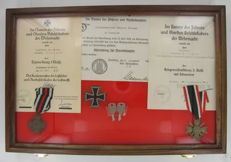Kunniamerkkejä: Rautaristi I lk (1939), Sota-ansioristi II lk mk, Kunniaristi 1914-1918 miekoilla, mukana myöntökirjat, vitriinissä.