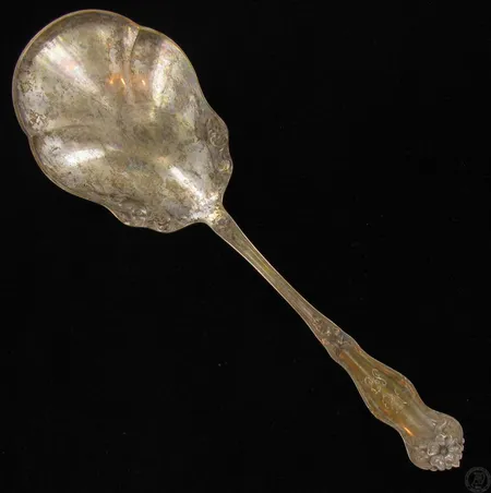 Tarjoilulusikka vuodelta 1959, kaiverrettu, pituus 220mm, 813, paino 66,4g Paino: 66,4 g