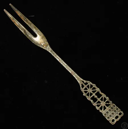 Leikkelehaarukka, P. Sarpaneva vuodelta 1972, pituus 155mm, 830, paino 20,7g Paino: 20,7 g