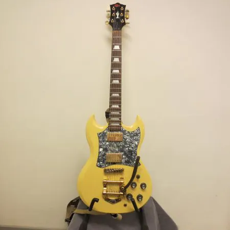 Sähkökitara Coxx Type SG Custom, toisessa mikrofonissa kontaktihäiriö, käytön jälkiä, kova kantolaukku. Nouto ainoastaan myymälästä.