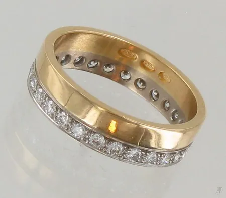 Timanttisormus 28xn0.02ct, koko 17¼, 750 kelta- valkokulta, paino 4,8g Paino: 4,8 g