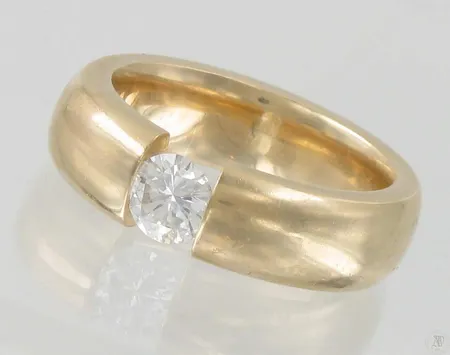 Timanttisormus 1xn.1.05ct (timantin reunuksesta irronnut pieni pala), koko 21¼, 585, paino 23,5g Paino: 23,5 g