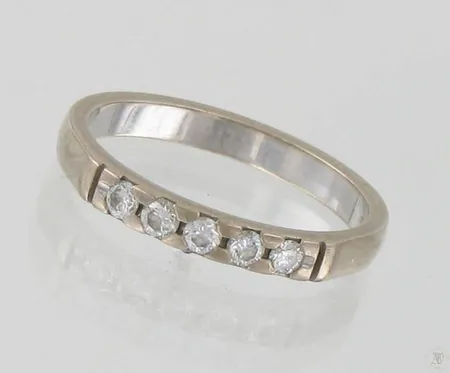 Timanttisormus, 5xn.0.04ct, koko 17, 750 valkokultaa, paino 3,2g Paino: 3,2 g