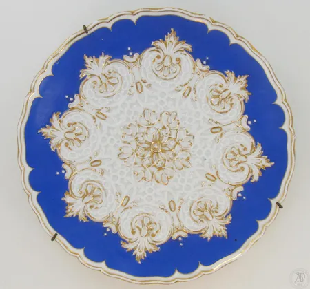 Viisi seinälautasta, Meissen German, leimojen mukaan n.1930-luvulta, neljä Ø 220mm ja yksi Ø 290mm, kultaukset hieman kuluneet.