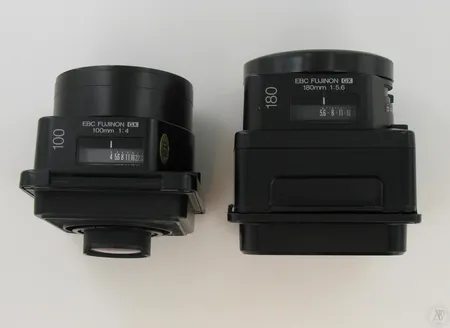 Kaksi objektiivia: Fujinon for GX 680, EBC Fujinon 180mm 1:5.6mm; EBC Fujinon GX 100mm 1:4. Kovassa laukussa.