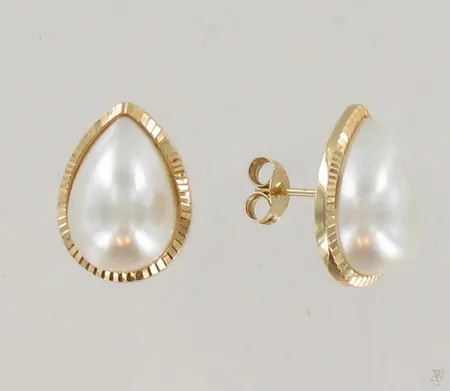 Korvakorut muovihelmillä, korkeus 16mm, 585br, paino 1,8g Paino: 1,8 g