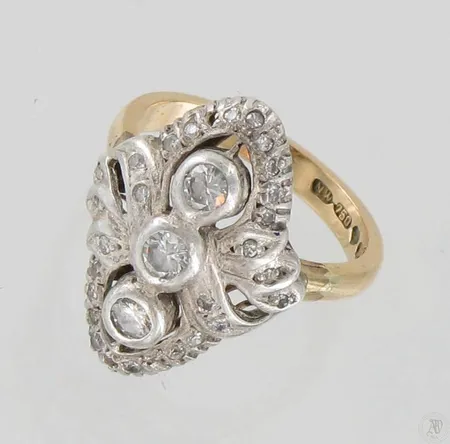 Timanttisormus 3xn.0.10ct 27xn.0.005ct, koko 16½, yksi timantti puuttuu, 750, paino 5,1g Paino: 5,1 g
