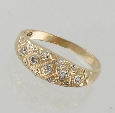 Timanttisormus 9xn.0.005ct, koko 15¾, 585br, paino 1,9g Paino: 1,9 g