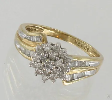Timanttisormus 19xn.0.02ct ja n.20xn.0.01ct baguettehiontaisia, koko 17¼, 375, paino 2,8g Paino: 2,8 g