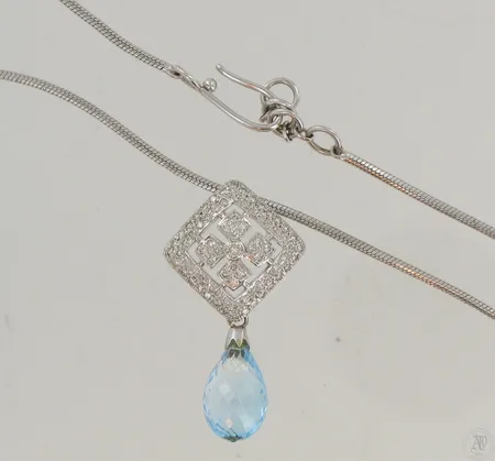 Timanttiriipus kivellä, 79xn.ct 1xn.0.04ct, korkeus 39mm, 585br valkokultaa, ketju metallia, paino 6,0g Paino: 6   g