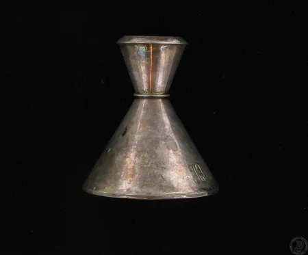 Kynttilänjalka, kaiverrettu, korkeus 85mm, 813br, paino 82,1g Paino: 82,1 g