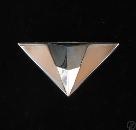 Spektroliittirintaneula, leveys 57mm, tekijänleima HM, vuodelta 1995, 925br, paino 10,1g Paino: 10,1 g