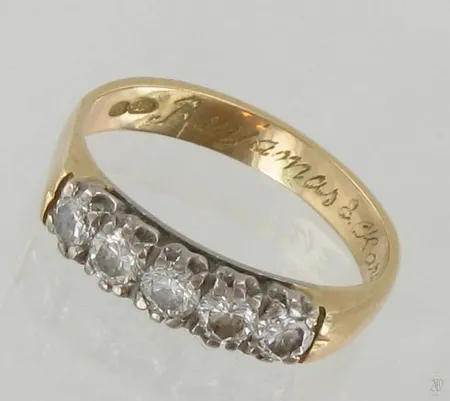 Timanttisormus 5xn.0.11ct, kahdessa timantisssa pieni lohkeama, kaiverrettu, koko 16½, 585, paino 3,2g Paino: 3,2 g