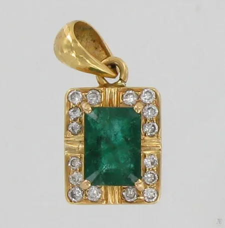 Smaragdiriipus timanteilla 16xn.0.02ct, smaragdin mitat 9,3x6,7x5,7mm, 750br, paino 5,1g Paino: 5,1 g