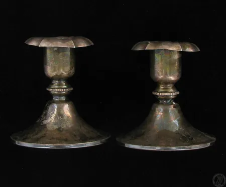 Kynttilänjalat, kaiverrettuja, kolhuilla, korkeus 70mm, 813br, paino 166,2g Paino: 166,2 g