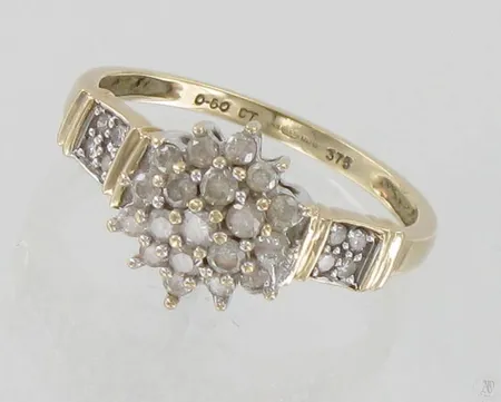 Timanttisormus 8xn.0.005ct 19xn.0.03ct, koko 18, 375, paino 2,4g Paino: 2,4 g