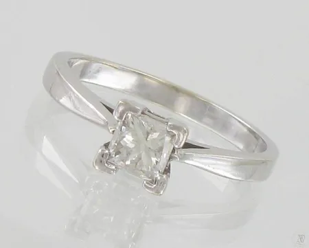 Timanttisormus 1xn.0.60ct (princess), timantissa hyvin pieni lohkeama, koko 18, 585 valkokulta, paino 3,2g Paino: 3,2 g