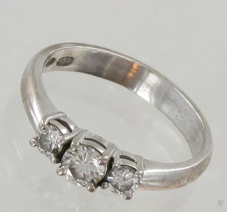 Timanttisormus 1xn.0.29ct ja 2xn.0.10ct, koko 17½, 750 valkokulta, paino 4,2g Paino: 4,2 g