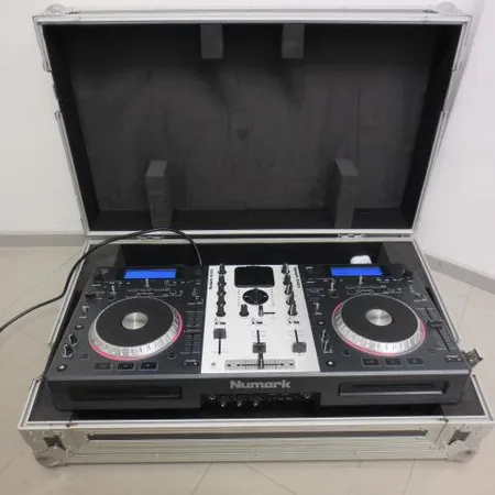 Numark Mixdeck ja kantoarkku. Nouto ainoastaan myymälästä.