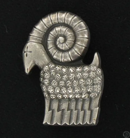 Rintaneula, korkeus 38mm, valmistusvuosi 1955, 813, paino 12,5g Paino: 12,5 g