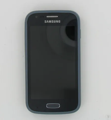 Älypuhelin Samsung Galaxy GT-S7275R ja laturi, takuu voimassa 2/2016 asti
