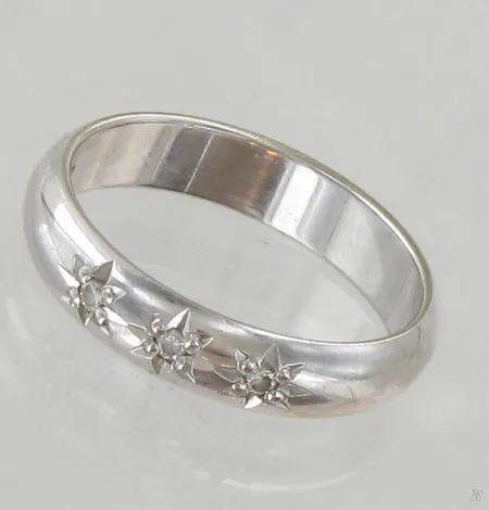 Timanttisormus 3xn.0.02ct, koko 18, 585 valkokultaa, paino 4,5g Paino: 4,5 g