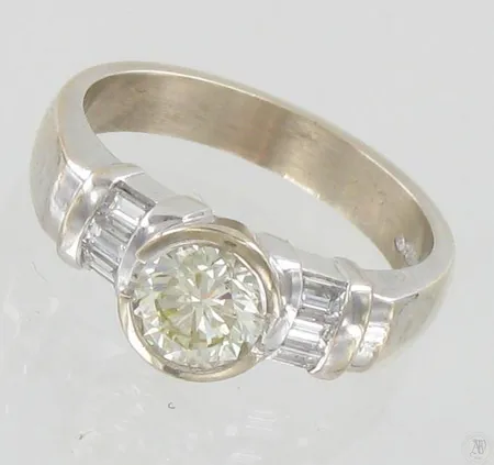 Timanttisormus 1xn.0.85ct ja 6xn.0.02ct baguet hiontaisia, koko 17½, 750 valkokulta, paino 7,3g Paino: 7,3 g