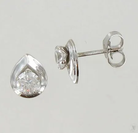 Kivikorvakorut, korkeus 8mm, 585 valkokultaa, paino 0,4g Paino: 0,8 g