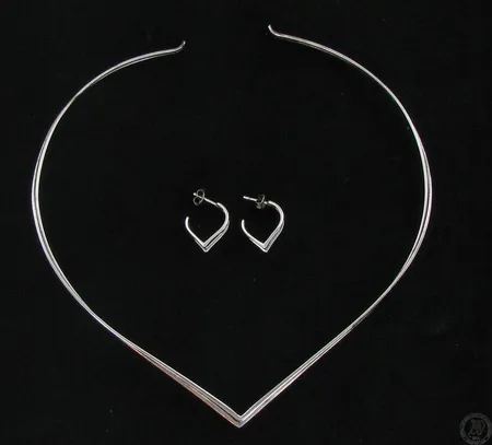 Kaulakoru ja korvakorut, design Karl Laine Compro, 925, paino 18,8g Paino: 18,8 g